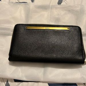 Fossil wristlet large leather zips around wallet. Only used once.